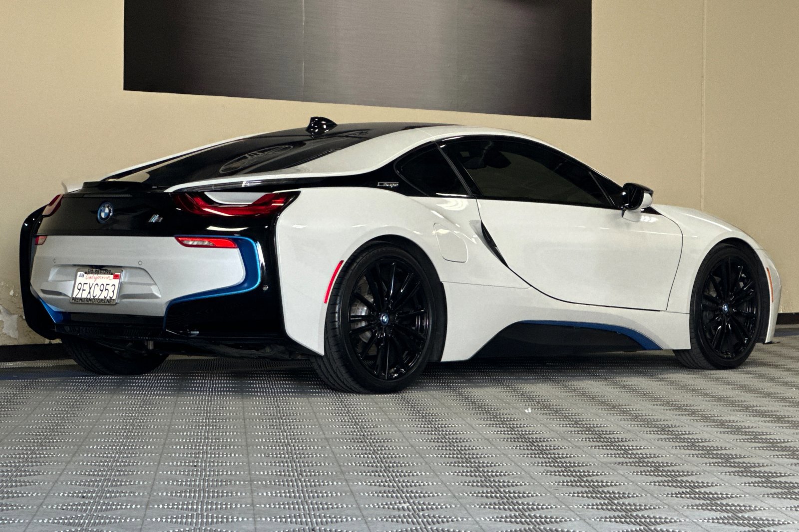 Used 2020 BMW i8 Coupe image 4