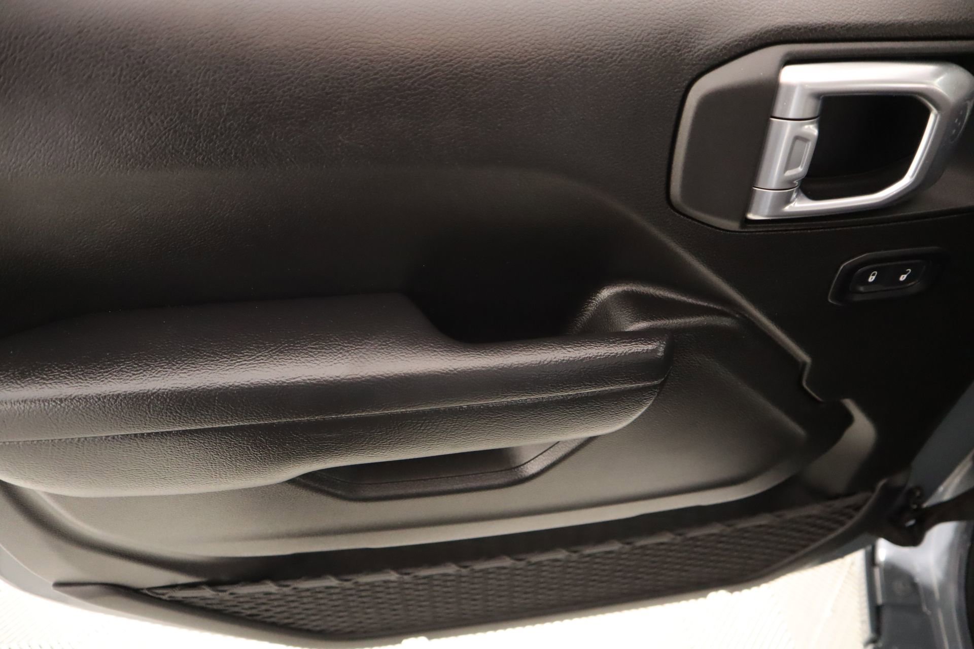 Used 2025 Jeep Wrangler Sport S image 15