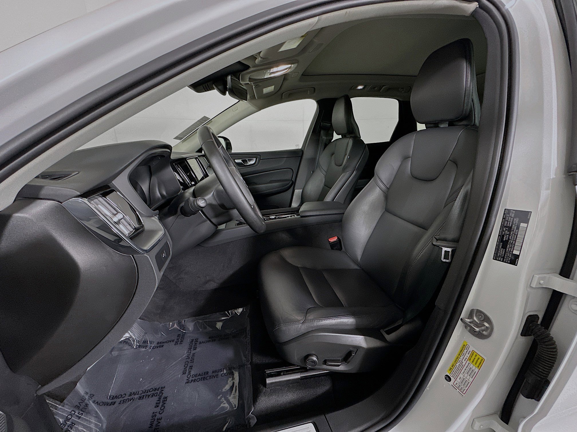 Used 2025 Volvo XC60 B5 Core image 12