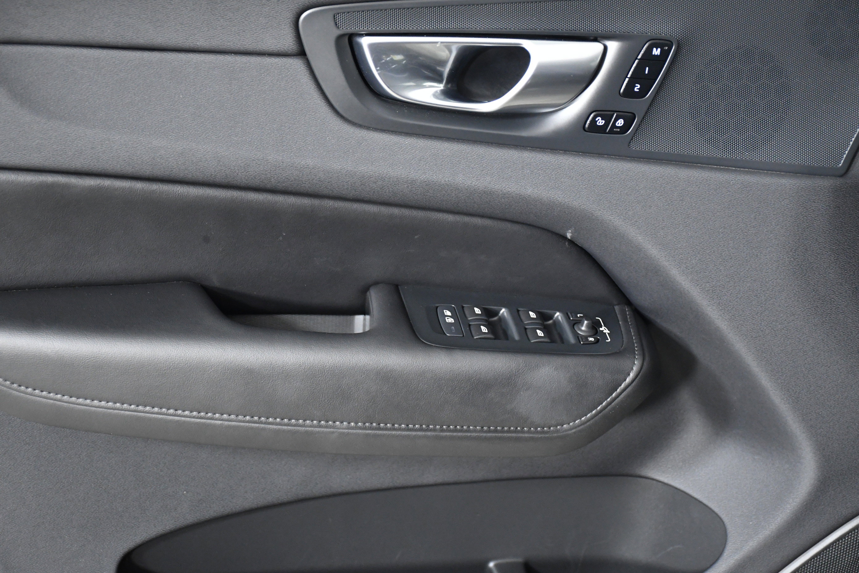 Used 2025 Volvo XC60 B5 Plus image 22