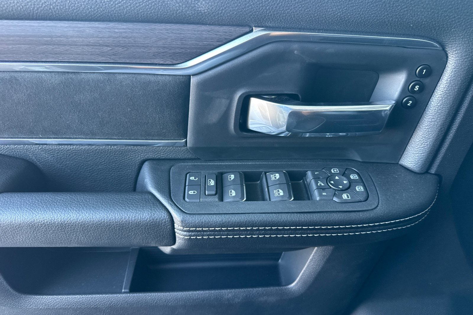 New 2026 RAM 3500 Laramie AWD/4WD image 10