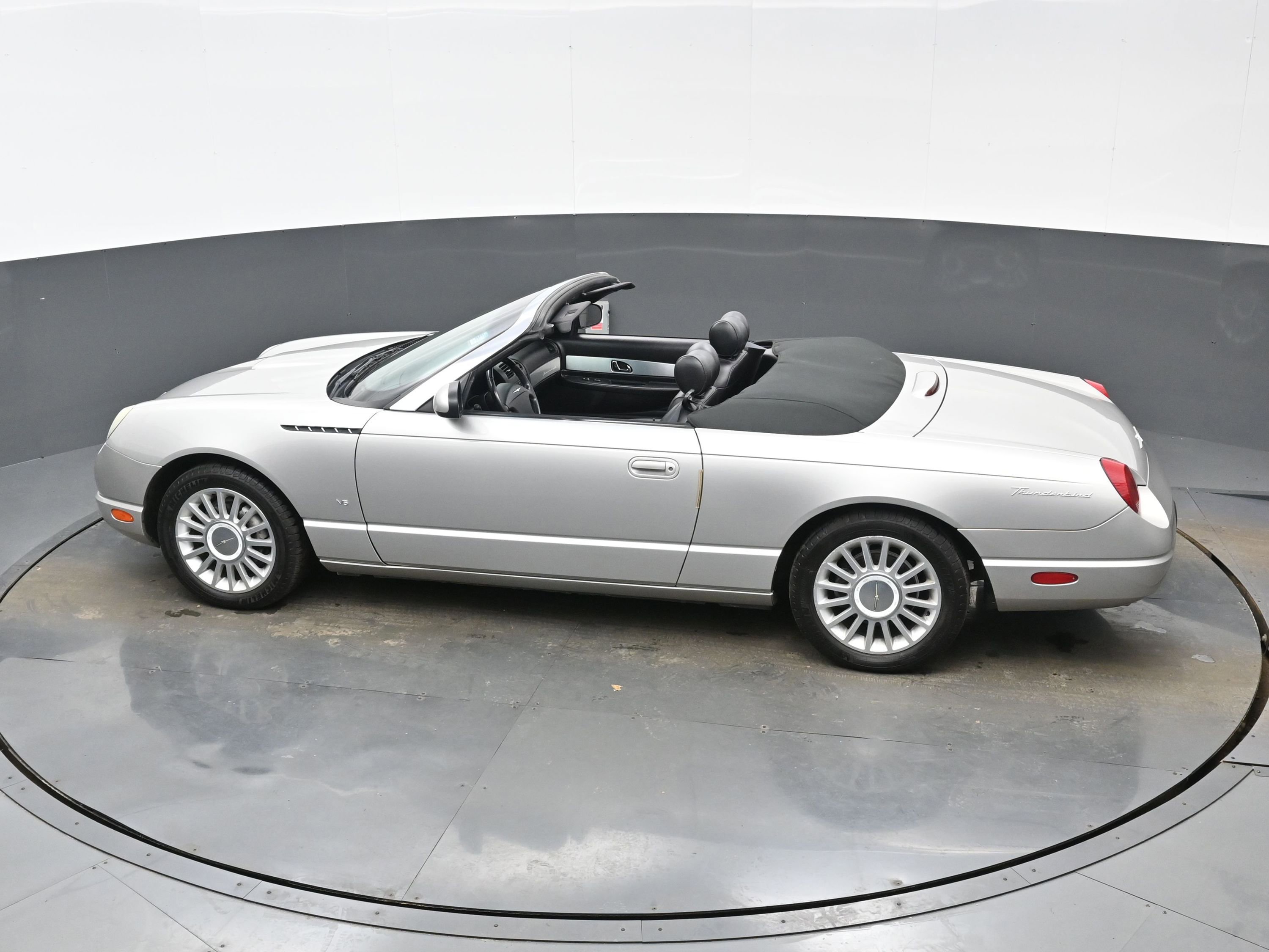 Used 2004 Ford Thunderbird image 31