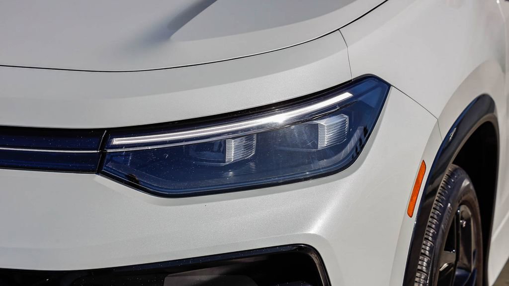 Used 2025 Volkswagen Tiguan SE R-Line image 4