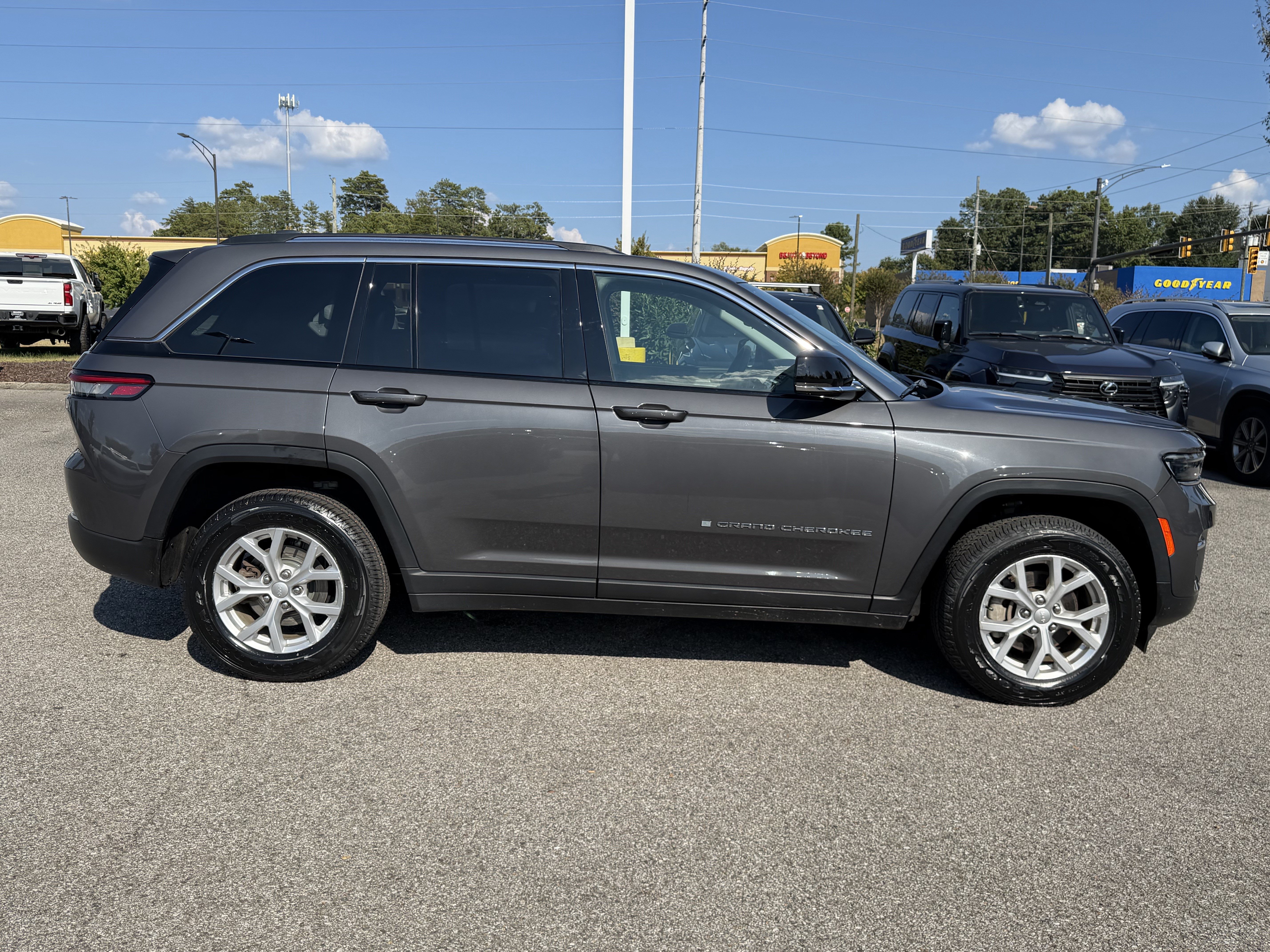 Used 2023 Jeep Grand Cherokee Limited AWD/4WD image 11