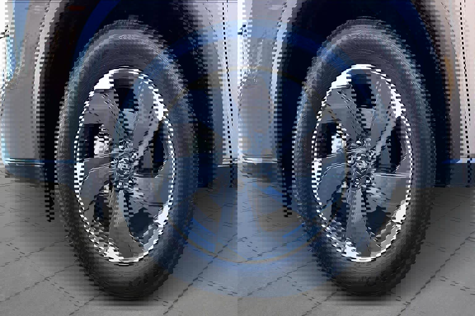 Used 2025 Nissan Rogue SV image 9