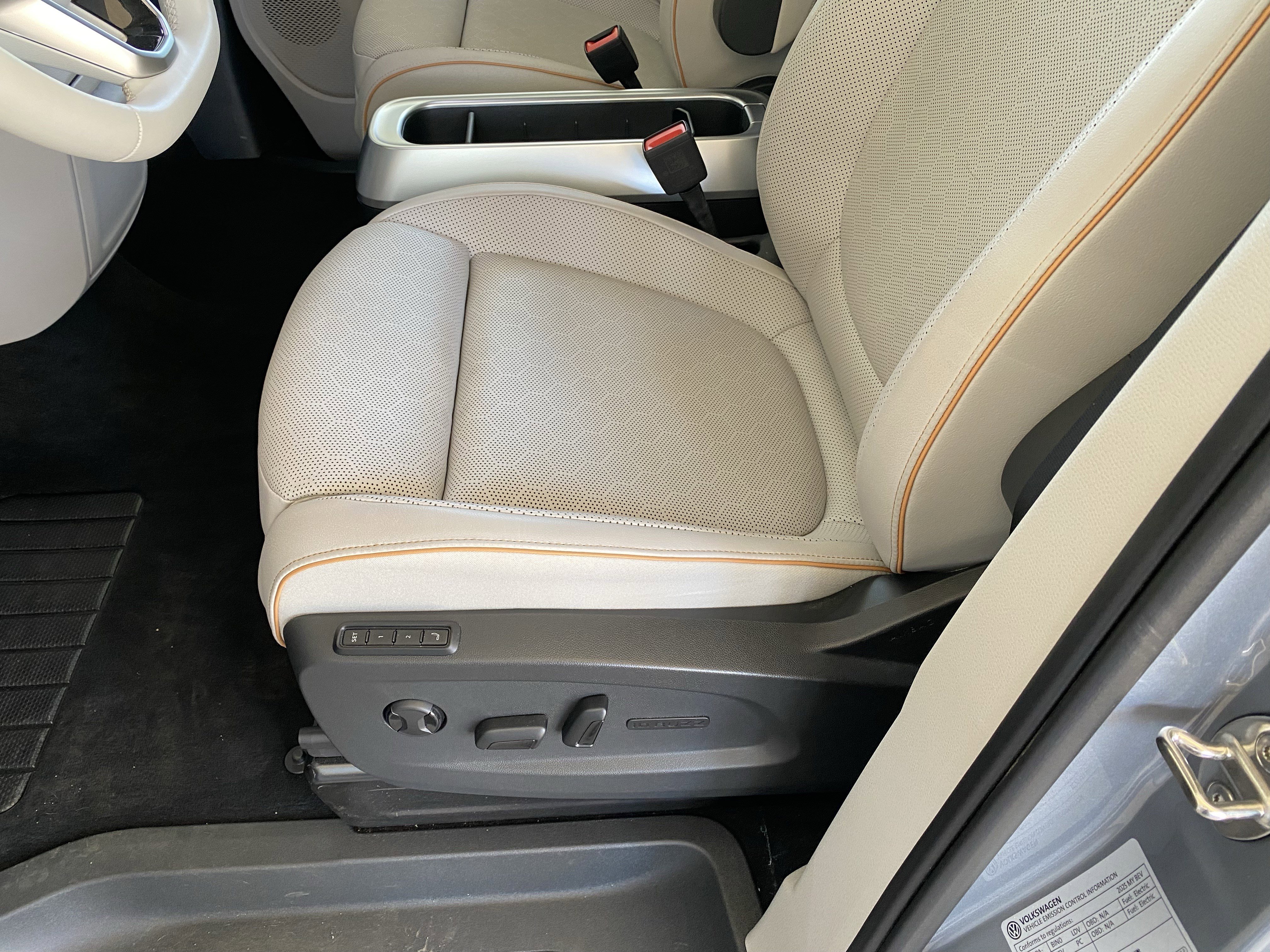 Used 2025 Volkswagen ID. Buzz 1st Edition image 13