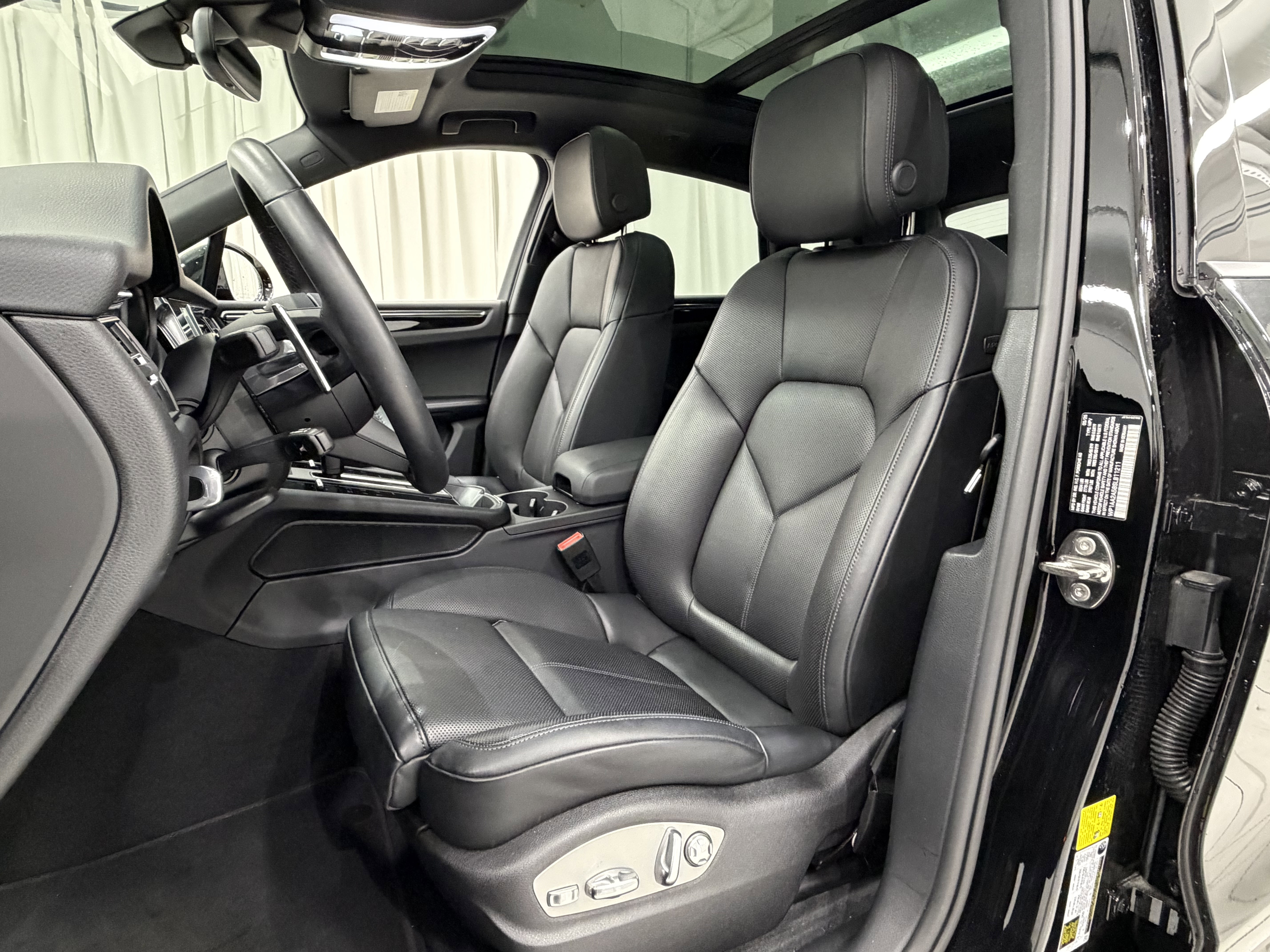 Certified 2025 Porsche Macan image 30