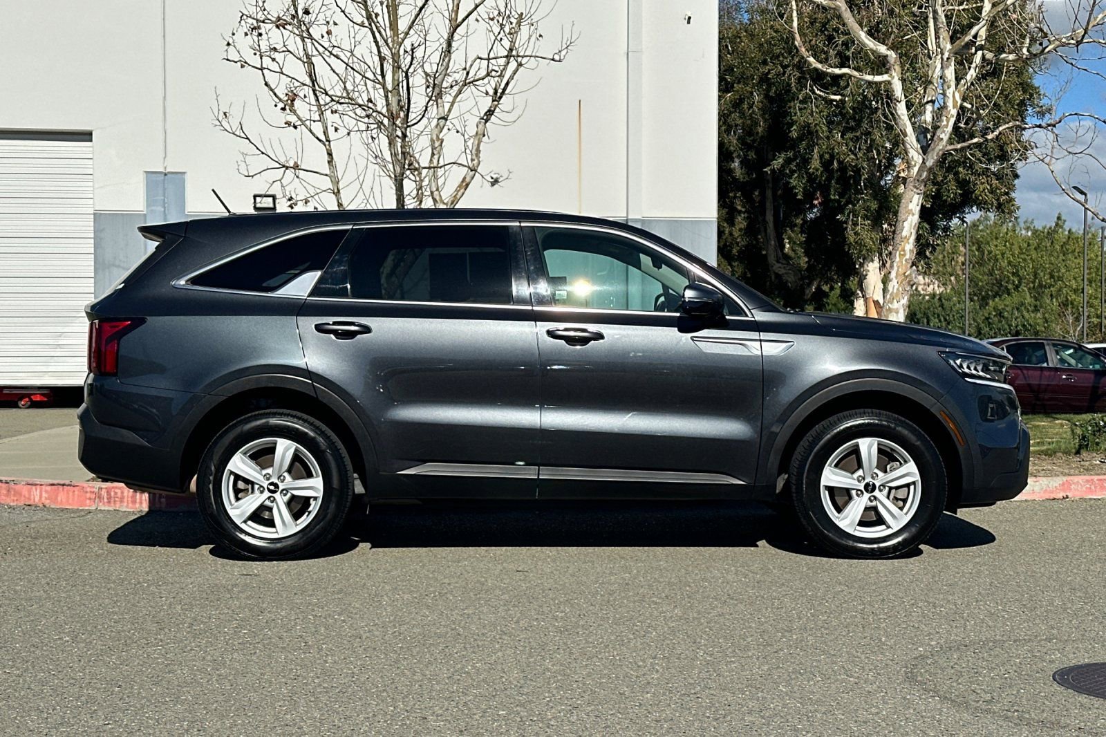 Used 2022 Kia Sorento LX image 3