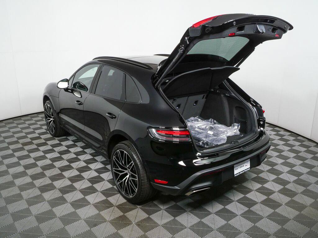 Certified 2026 Porsche Macan AWD/4WD image 33