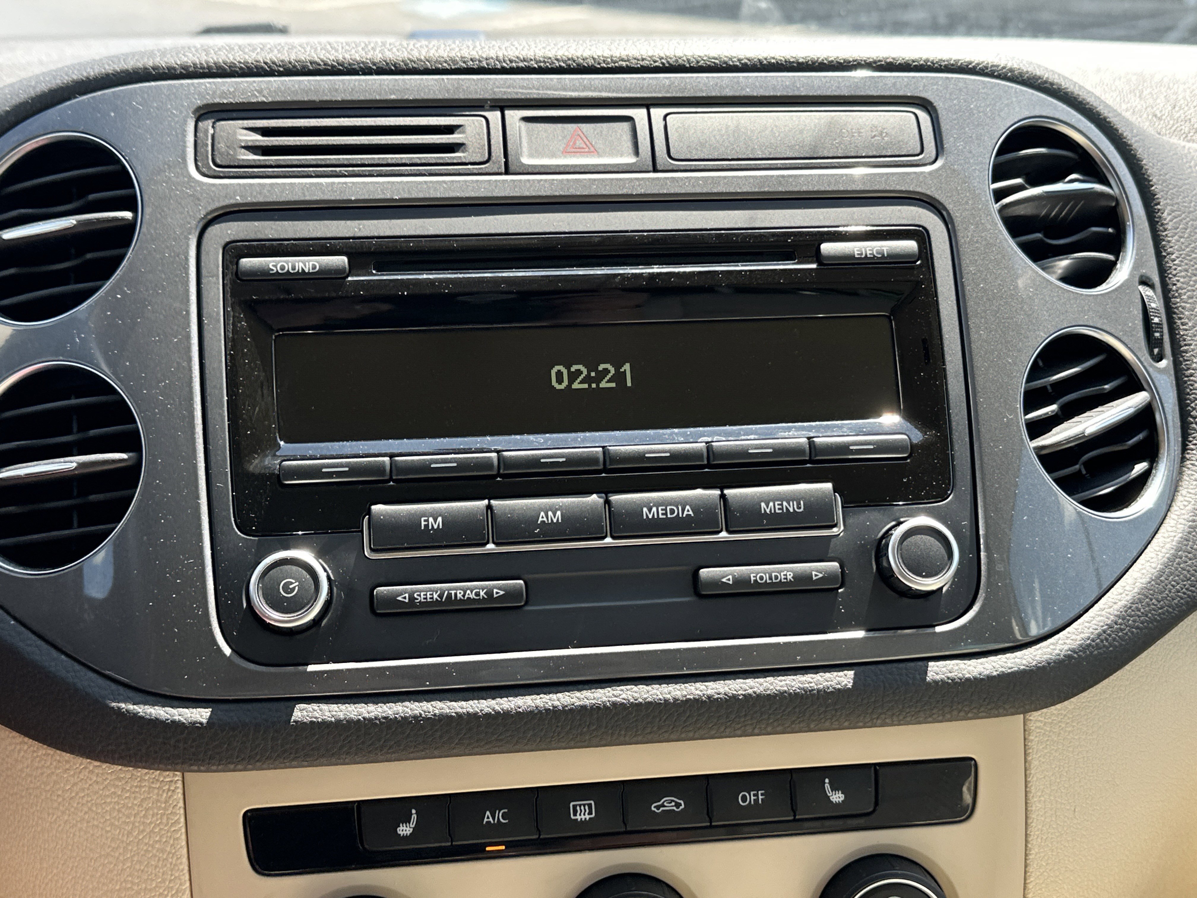 Used 2014 Volkswagen Tiguan S image 24