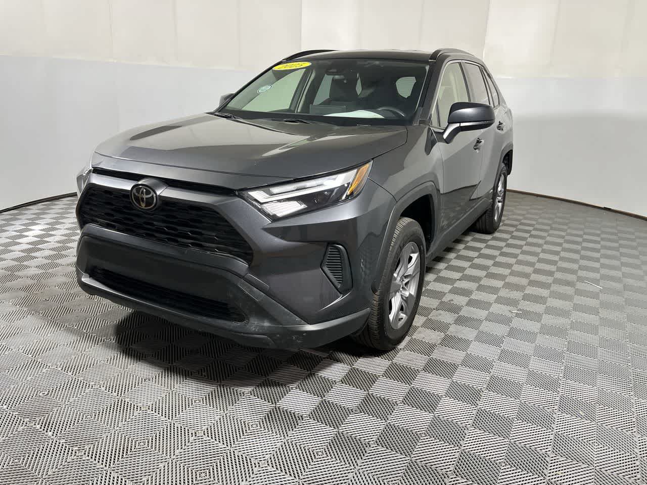 Used 2025 Toyota RAV4 LE AWD/4WD image 4