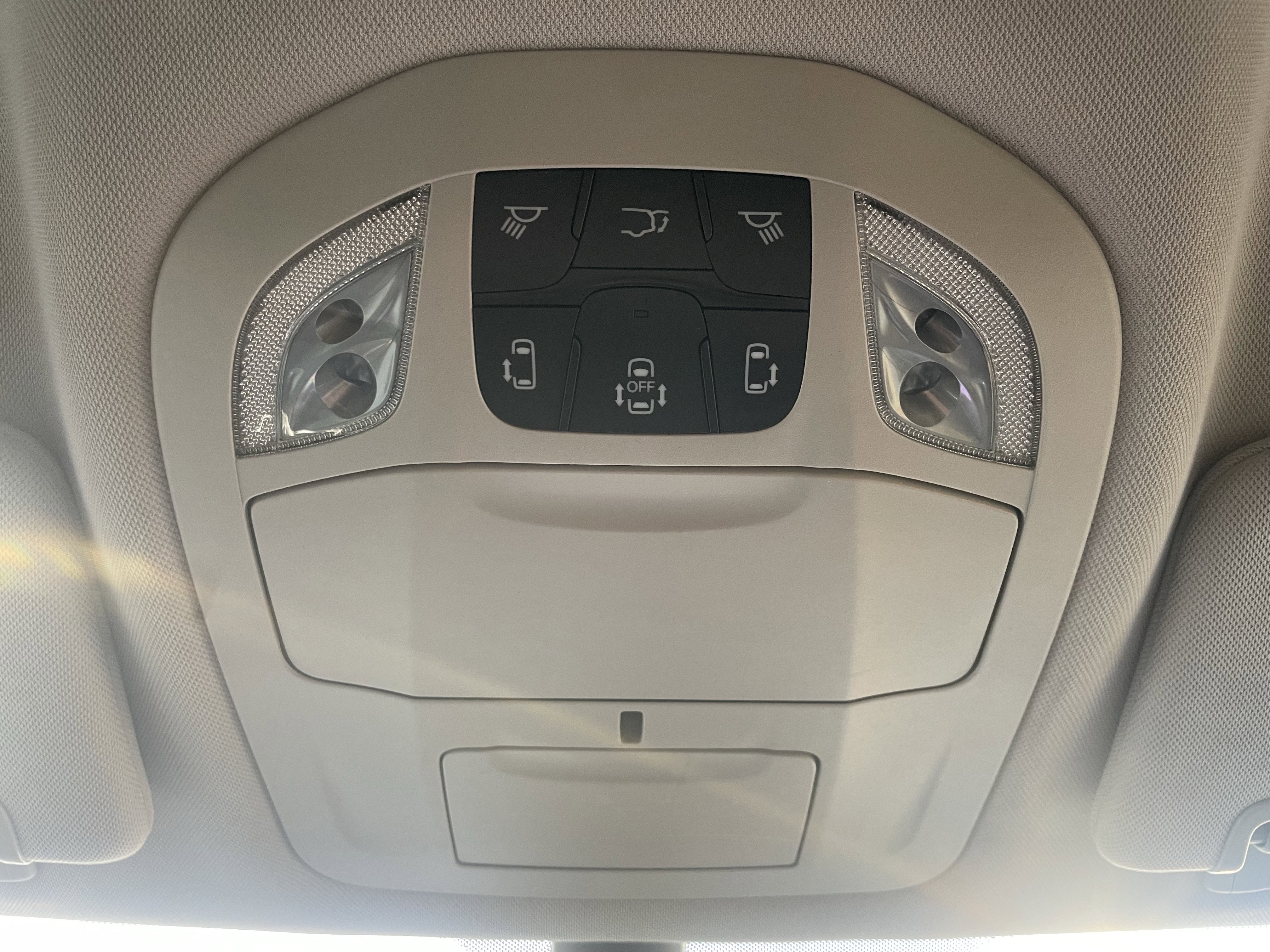 Used 2022 Chrysler Voyager LX image 31