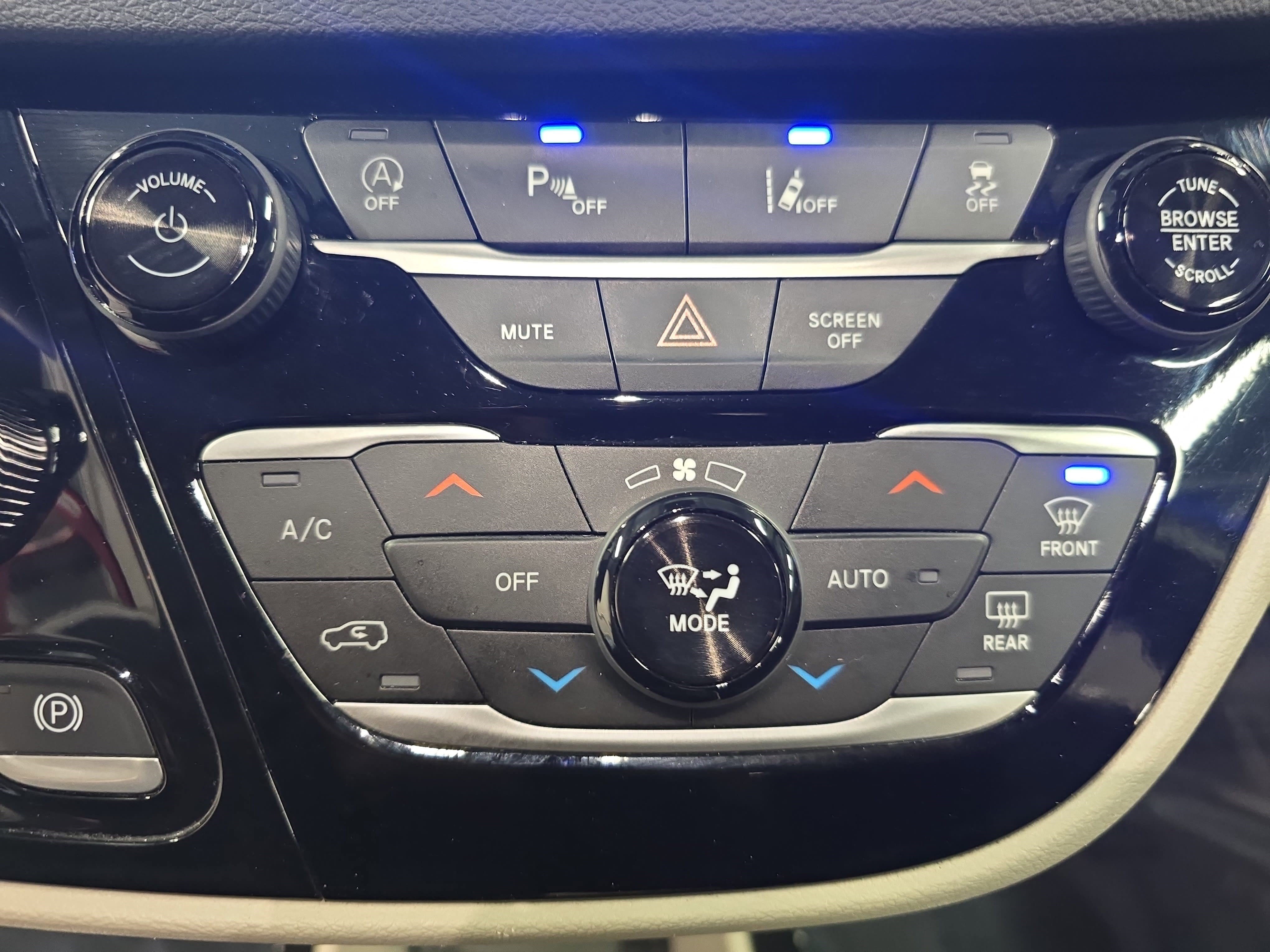 Used 2024 Chrysler Pacifica Touring-L image 18