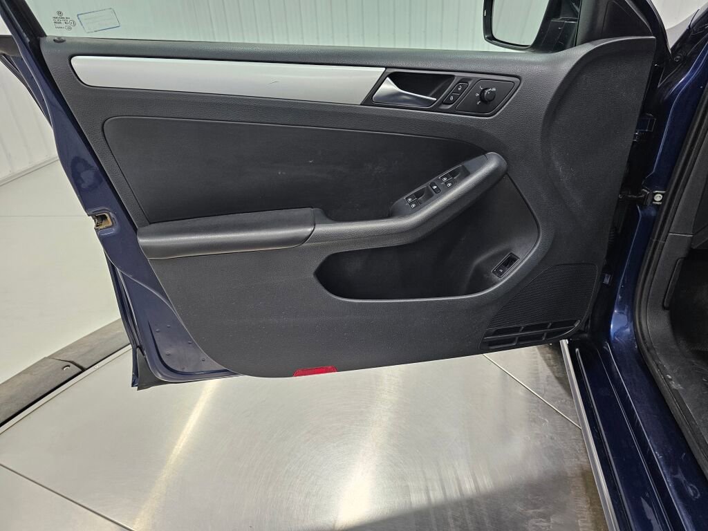 Used 2011 Volkswagen Jetta TDI image 32