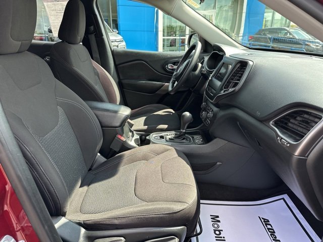 Used 2019 Jeep Cherokee Latitude w/ Popular Appearance Group image 10