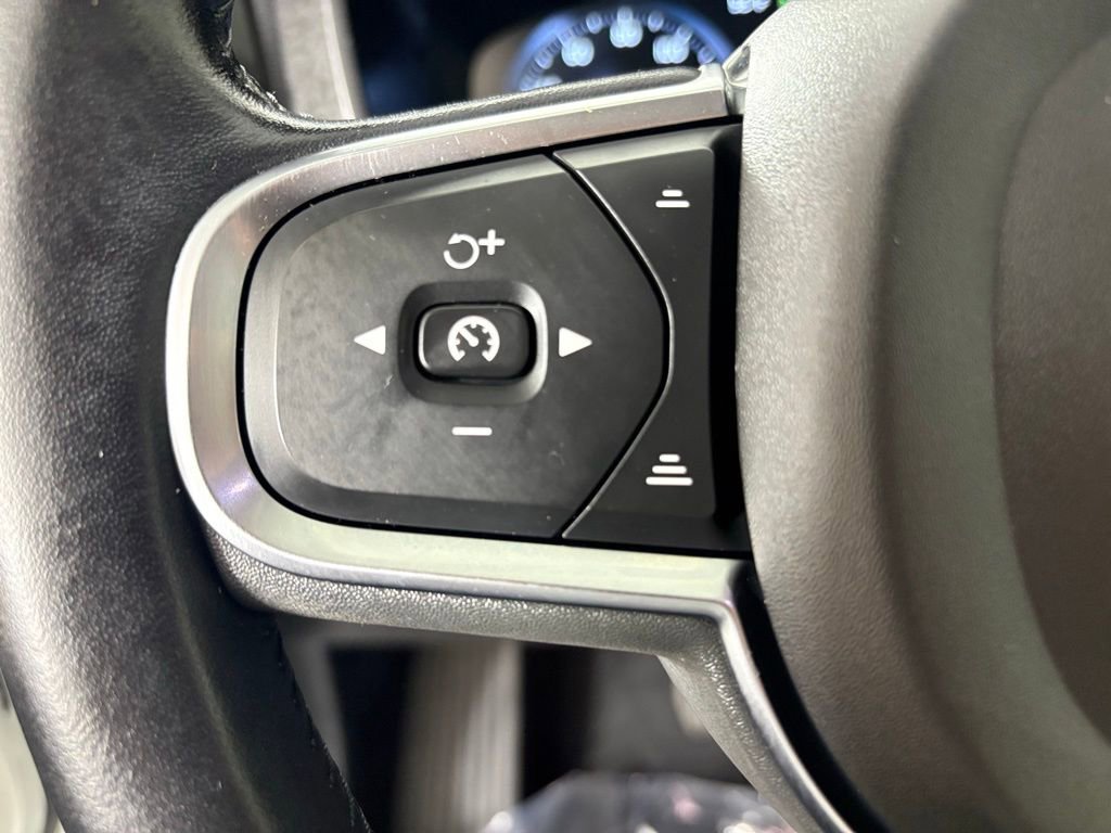 Used 2020 Volvo XC60 T5 Momentum image 23