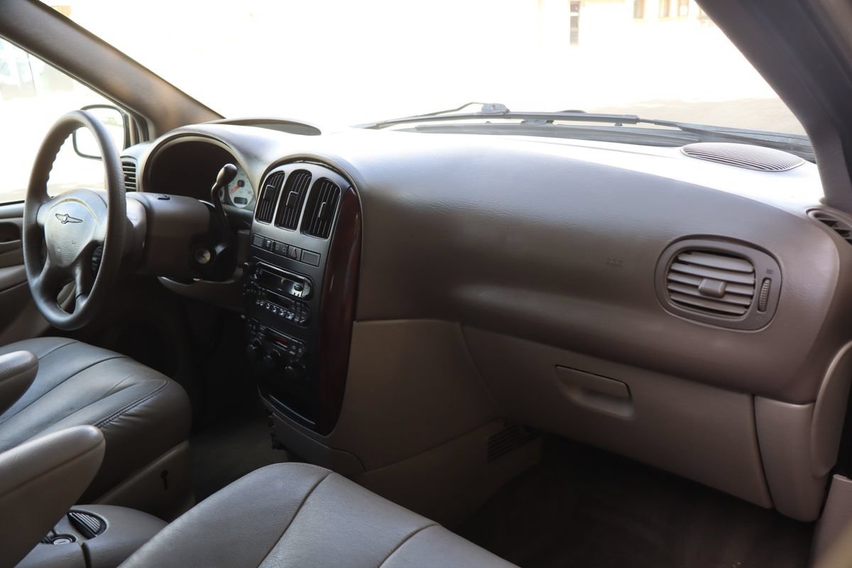 Used 2002 Chrysler Town & Country EX FWD image 17