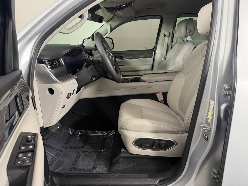 Used 2022 Jeep Wagoneer Series III AWD/4WD image 11
