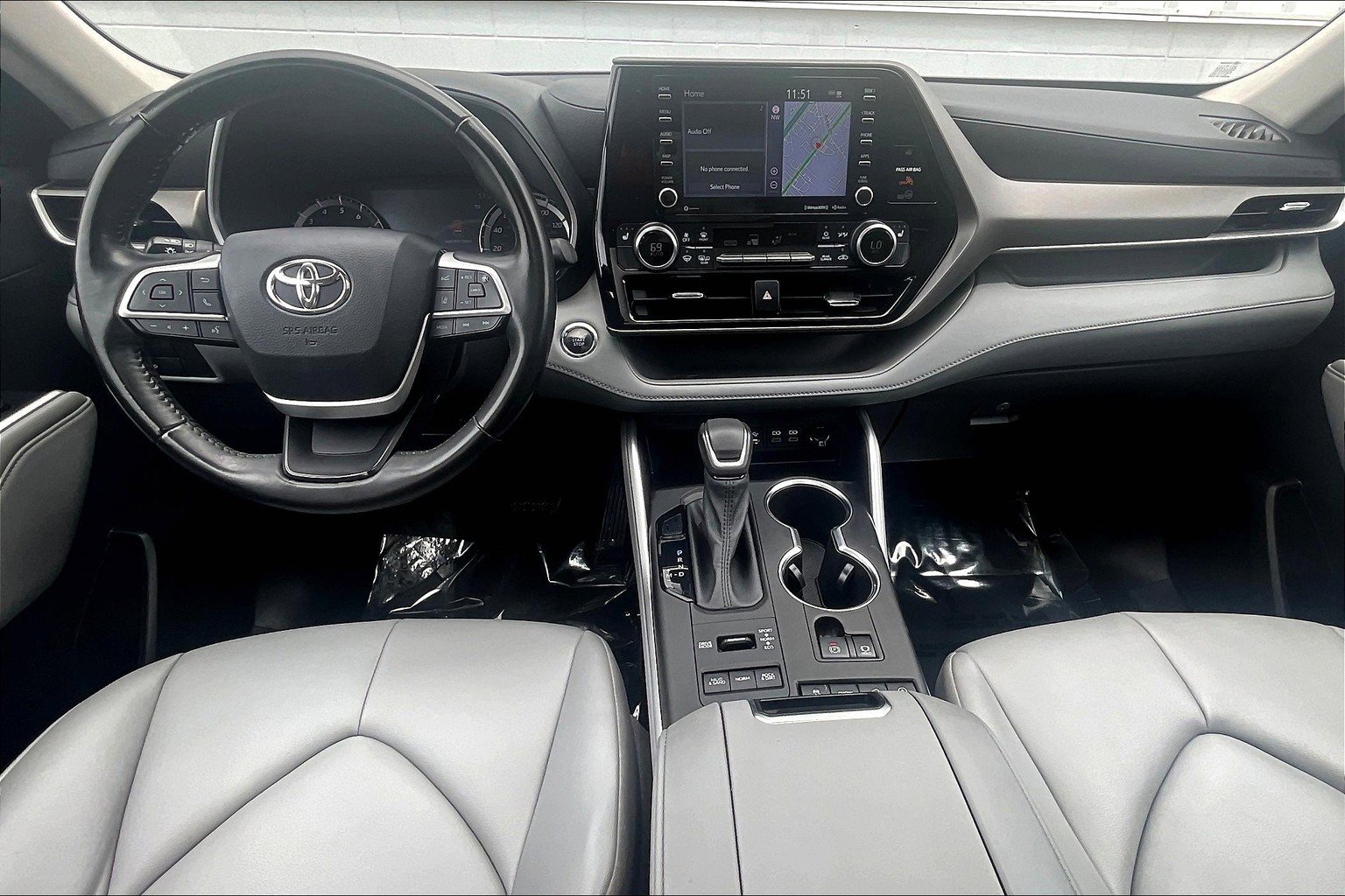 Used 2022 Toyota Highlander XLE AWD/4WD image 19