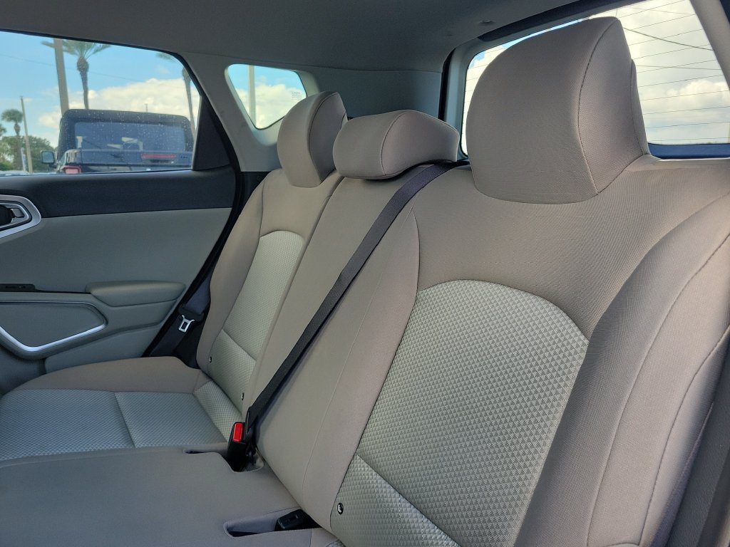 Used 2025 Kia Soul LX w/ LX Technology Package FWD image 10