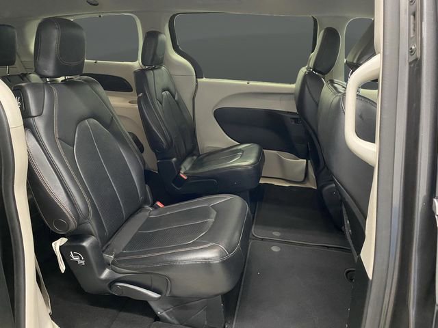 Used 2018 Chrysler Pacifica Touring-L image 32