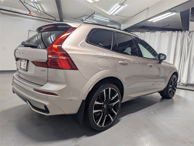 Used 2023 Volvo XC60 B5 Ultimate w/ Climate Package image 3