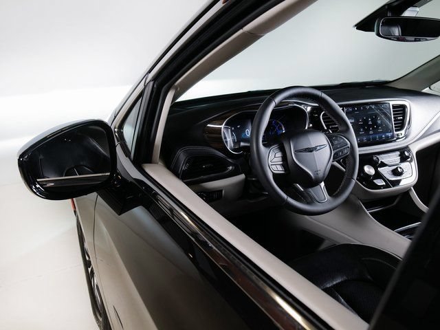 Used 2023 Chrysler Pacifica Limited FWD image 25