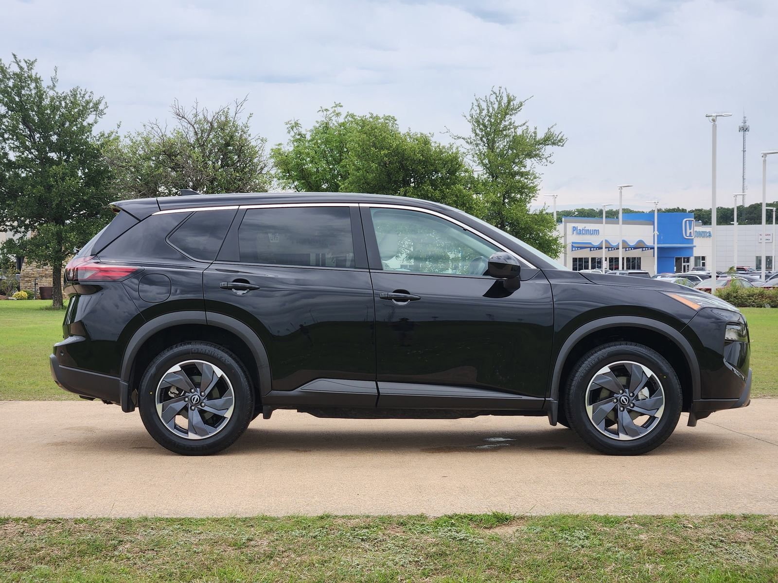 Used 2024 Nissan Rogue SV FWD image 7