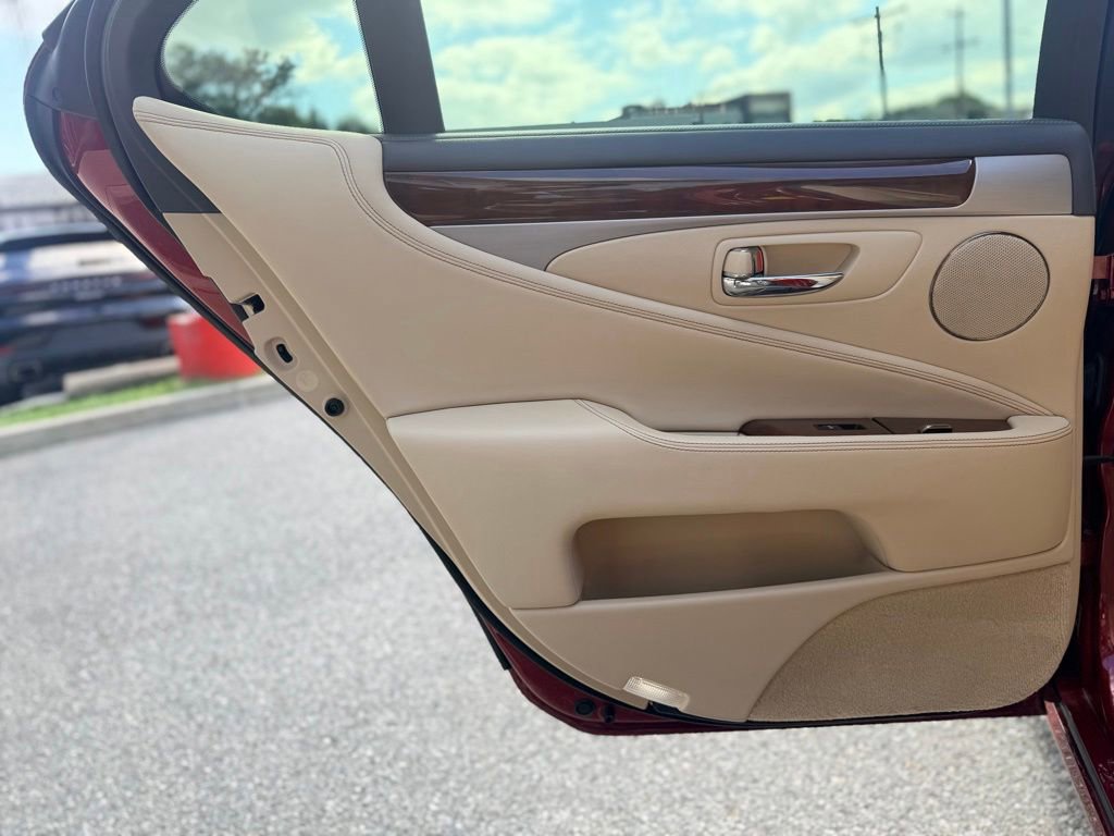 Used 2015 Lexus LS 460 w/ Comfort Package RWD image 11