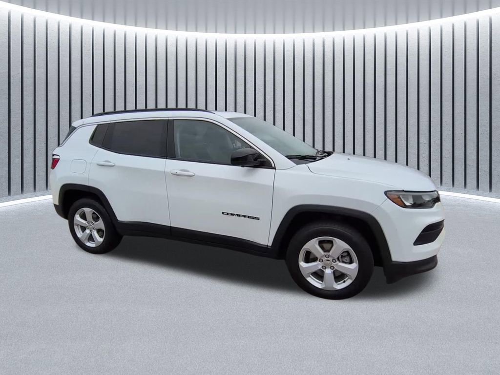 Used 2022 Jeep Compass Latitude w/ Sun and Sound Group AWD/4WD image 12