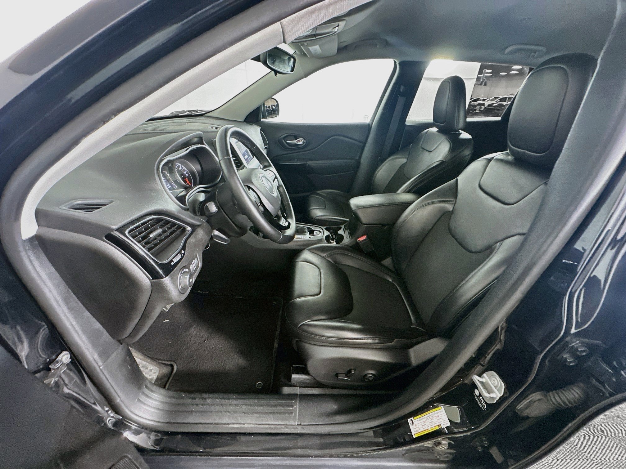 Used 2021 Jeep Cherokee Latitude Plus AWD/4WD image 13