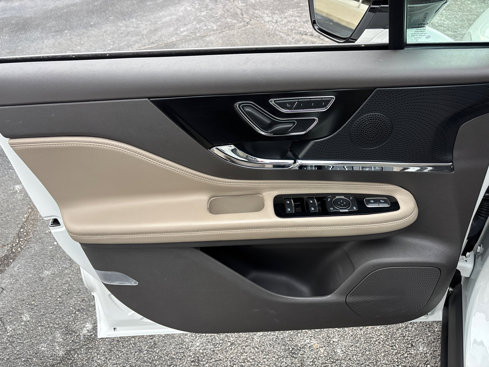 Certified 2024 Lincoln Corsair AWD w/ Equipment Group 101A image 11