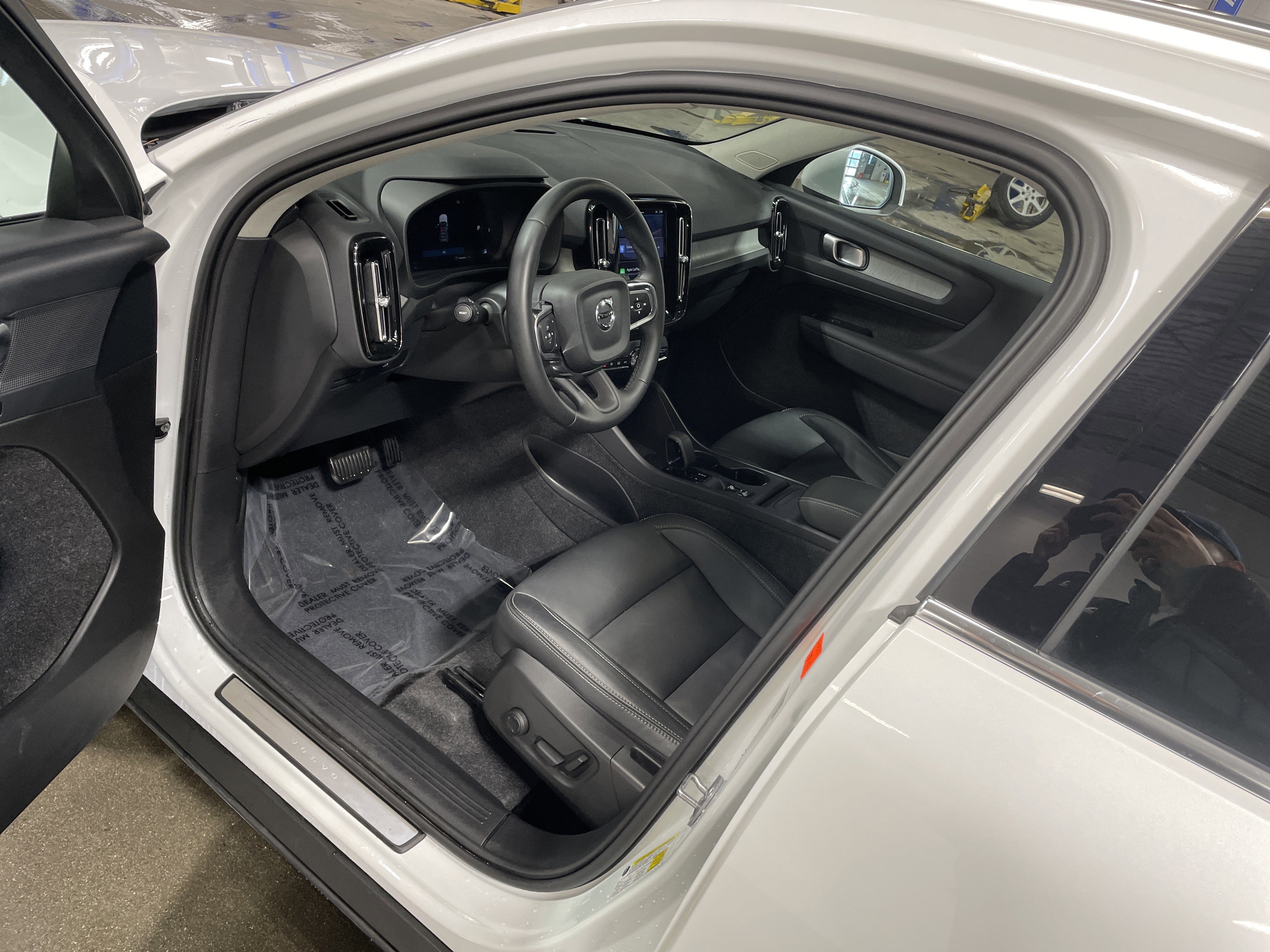 Used 2025 Volvo XC40 B5 Core image 24