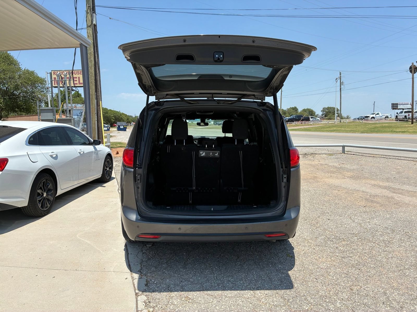 Used 2018 Chrysler Pacifica Touring Plus w/ S Appearance Package FWD image 10