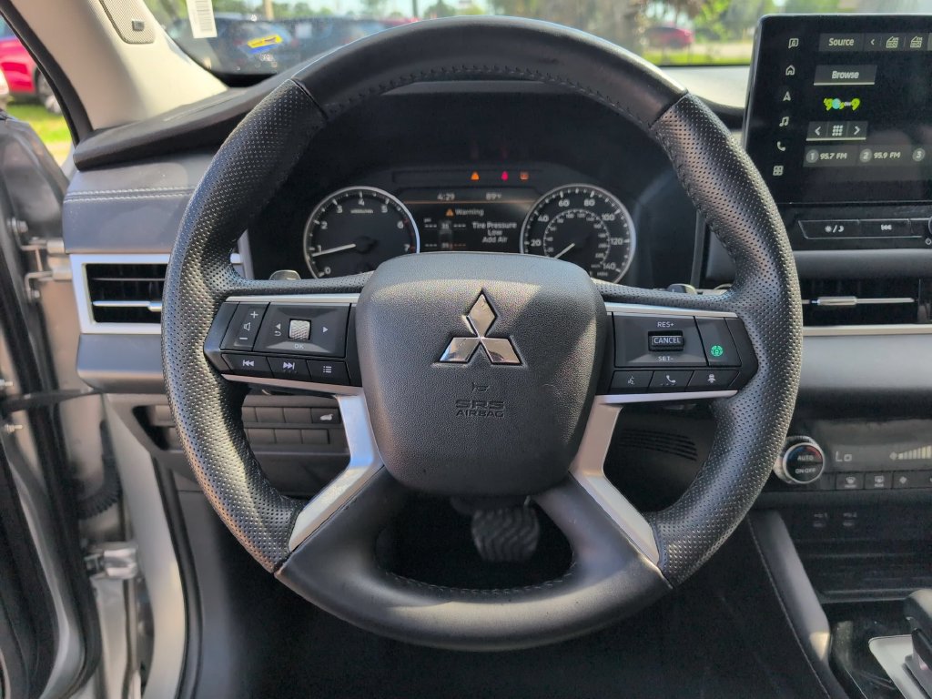 Used 2025 Mitsubishi Outlander SE FWD image 23