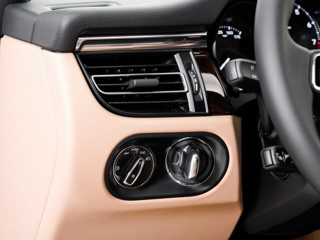 Certified 2026 Porsche Macan AWD/4WD image 12