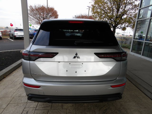 New 2025 Mitsubishi Outlander ES image 6