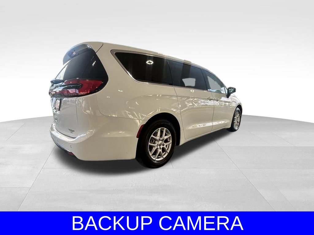 Used 2024 Chrysler Pacifica Touring-L image 4