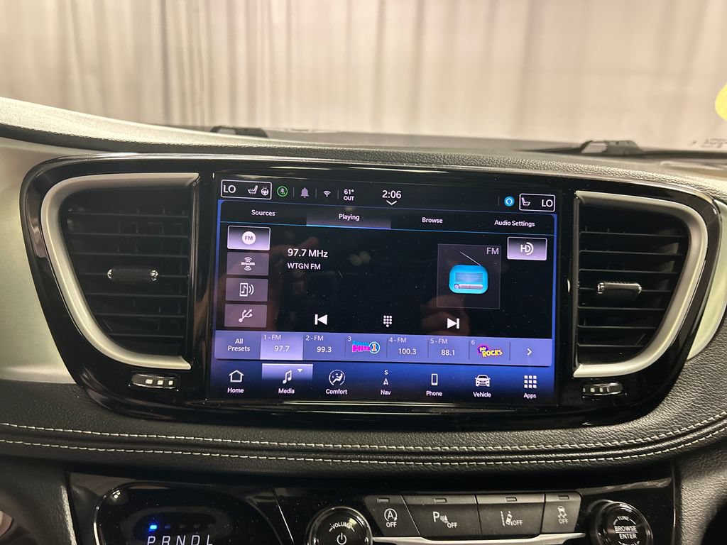 Used 2025 Chrysler Pacifica Limited FWD image 17