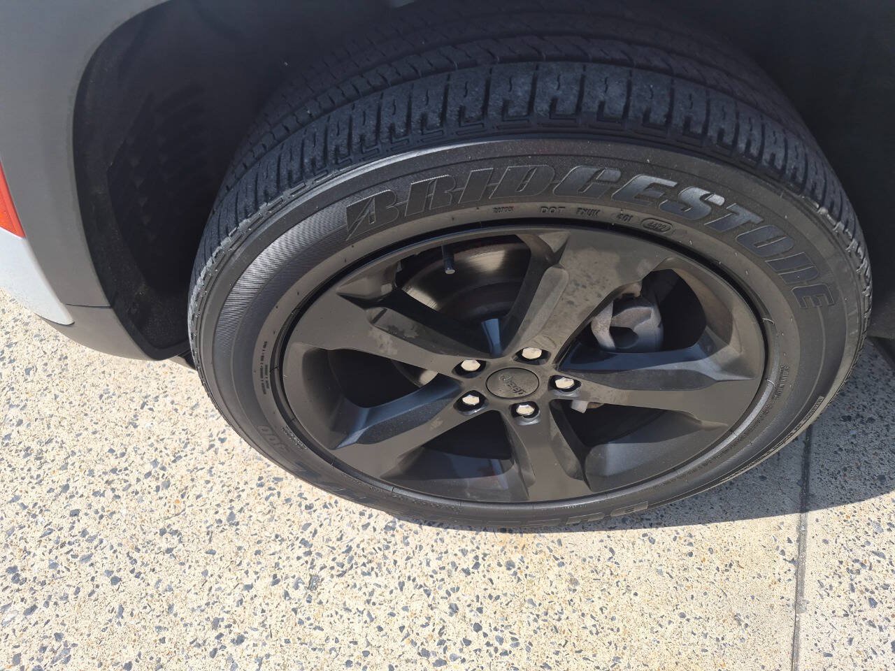 Used 2023 Jeep Grand Cherokee Altitude AWD/4WD image 4