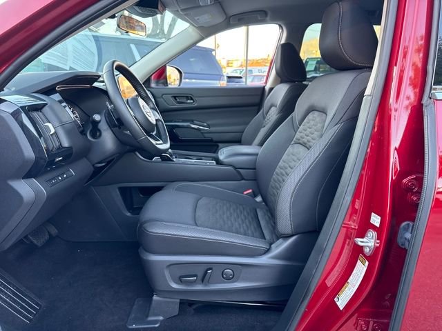 Used 2025 Nissan Pathfinder SV image 9