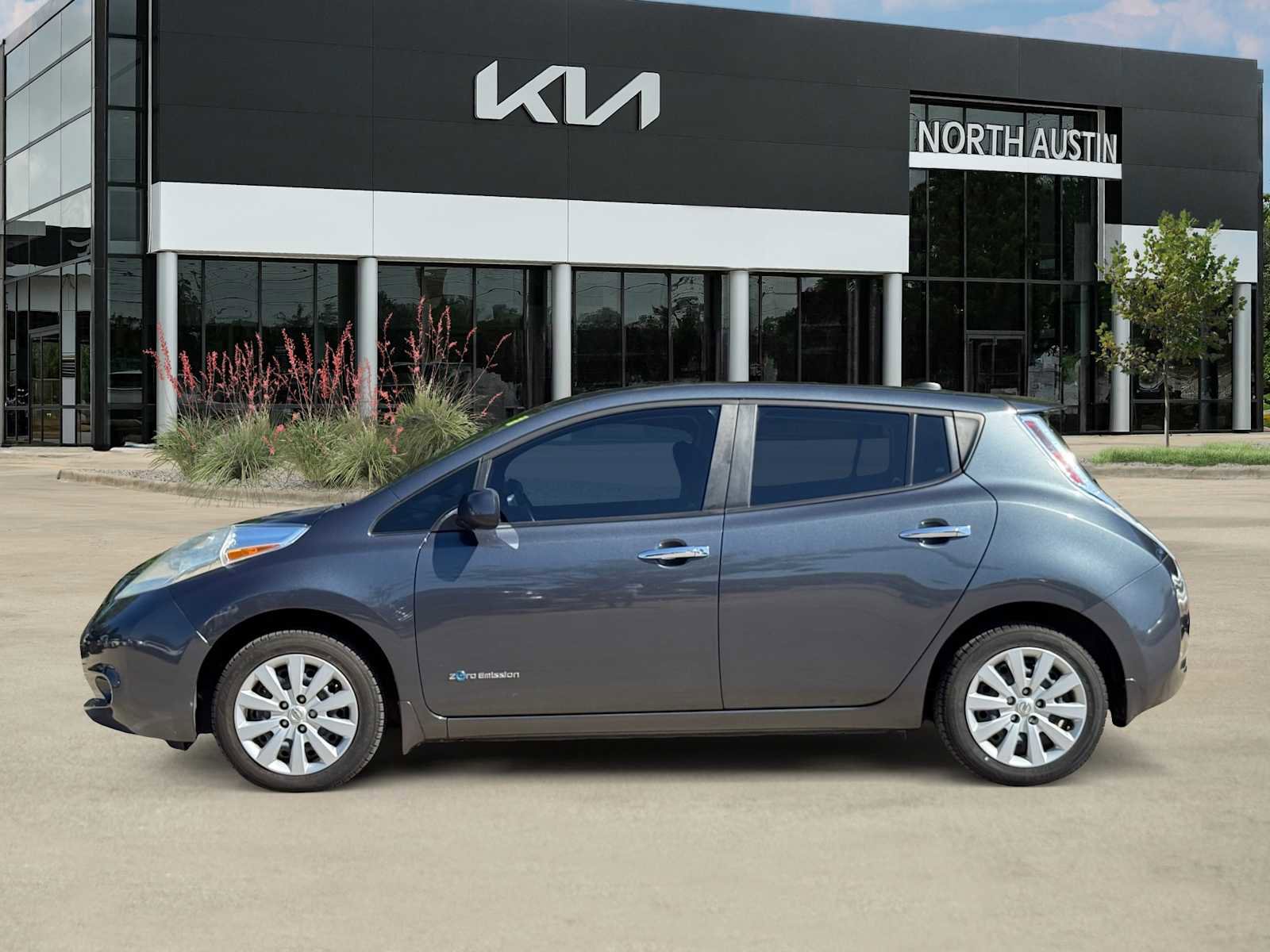 Used 2013 Nissan Leaf S w/ Charger Pkg FWD image 3