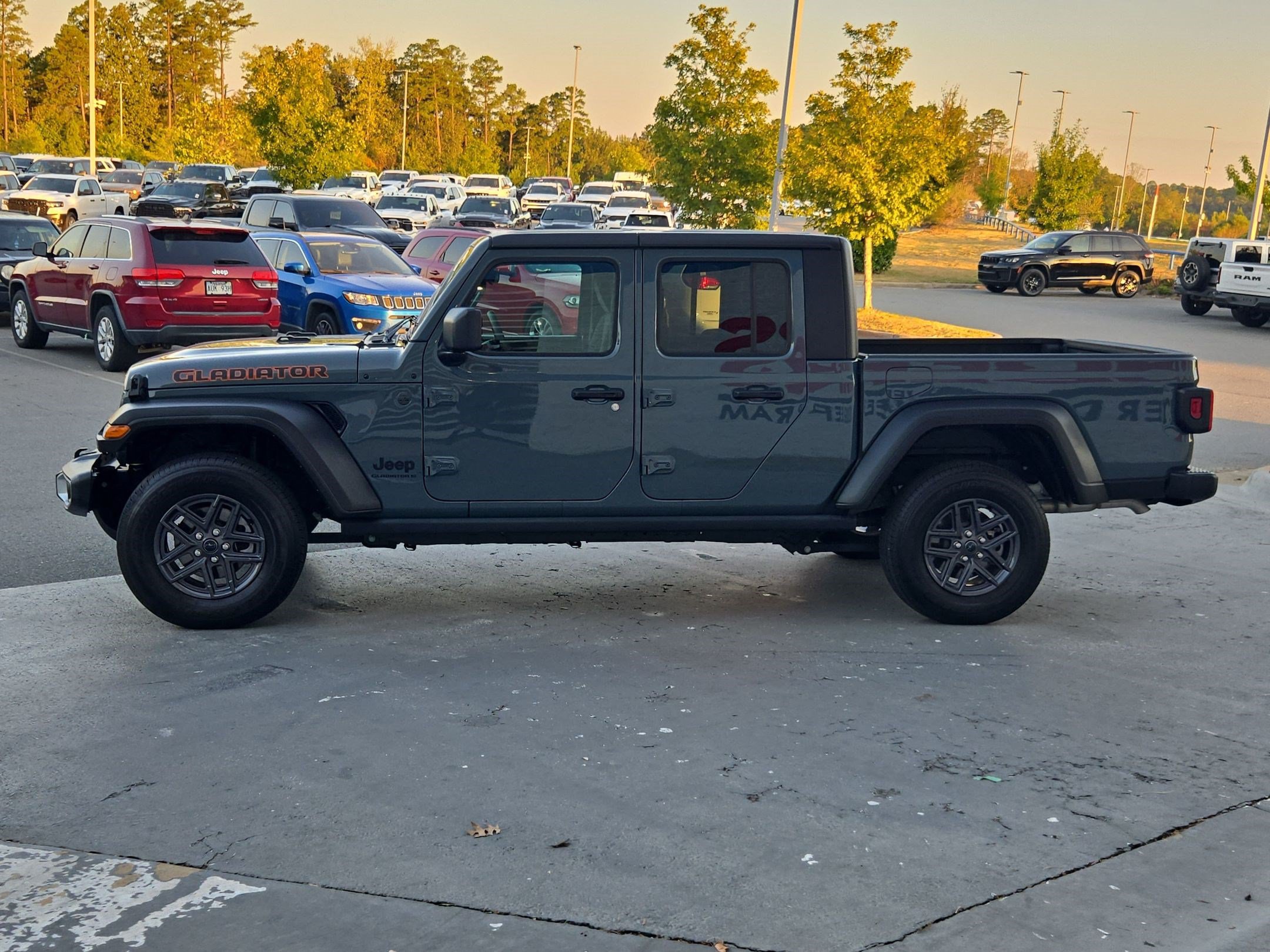 Used 2025 Jeep Gladiator Sport AWD/4WD image 4