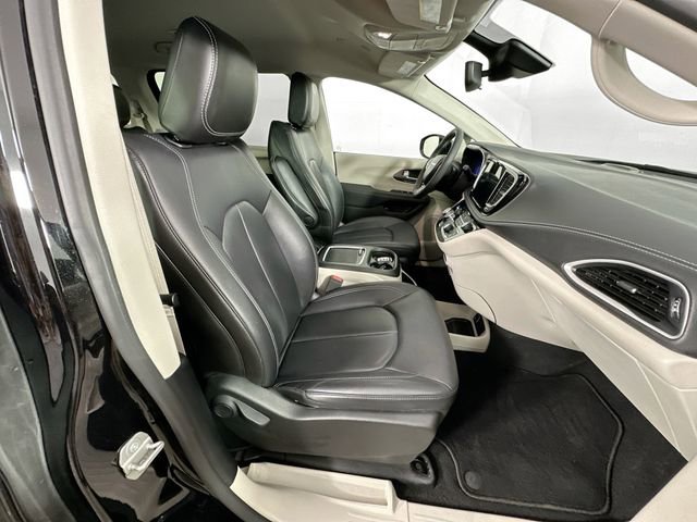 Used 2024 Chrysler Pacifica Select image 30