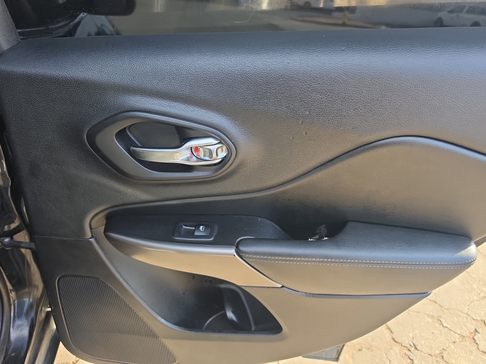 Used 2019 Jeep Cherokee Latitude w/ Cold Weather Group AWD/4WD image 26