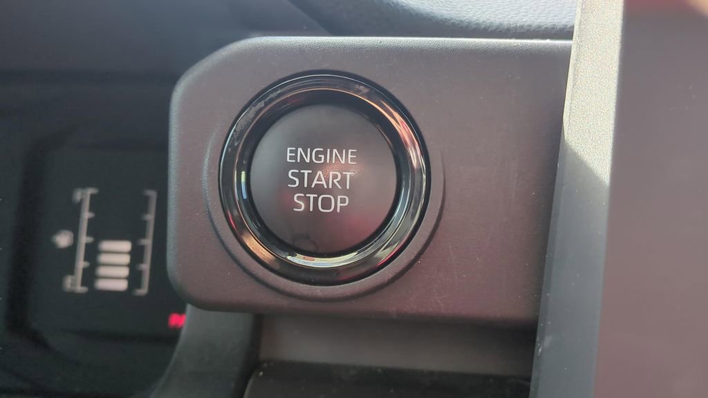 Used 2025 Toyota Tacoma SR5 AWD/4WD image 32