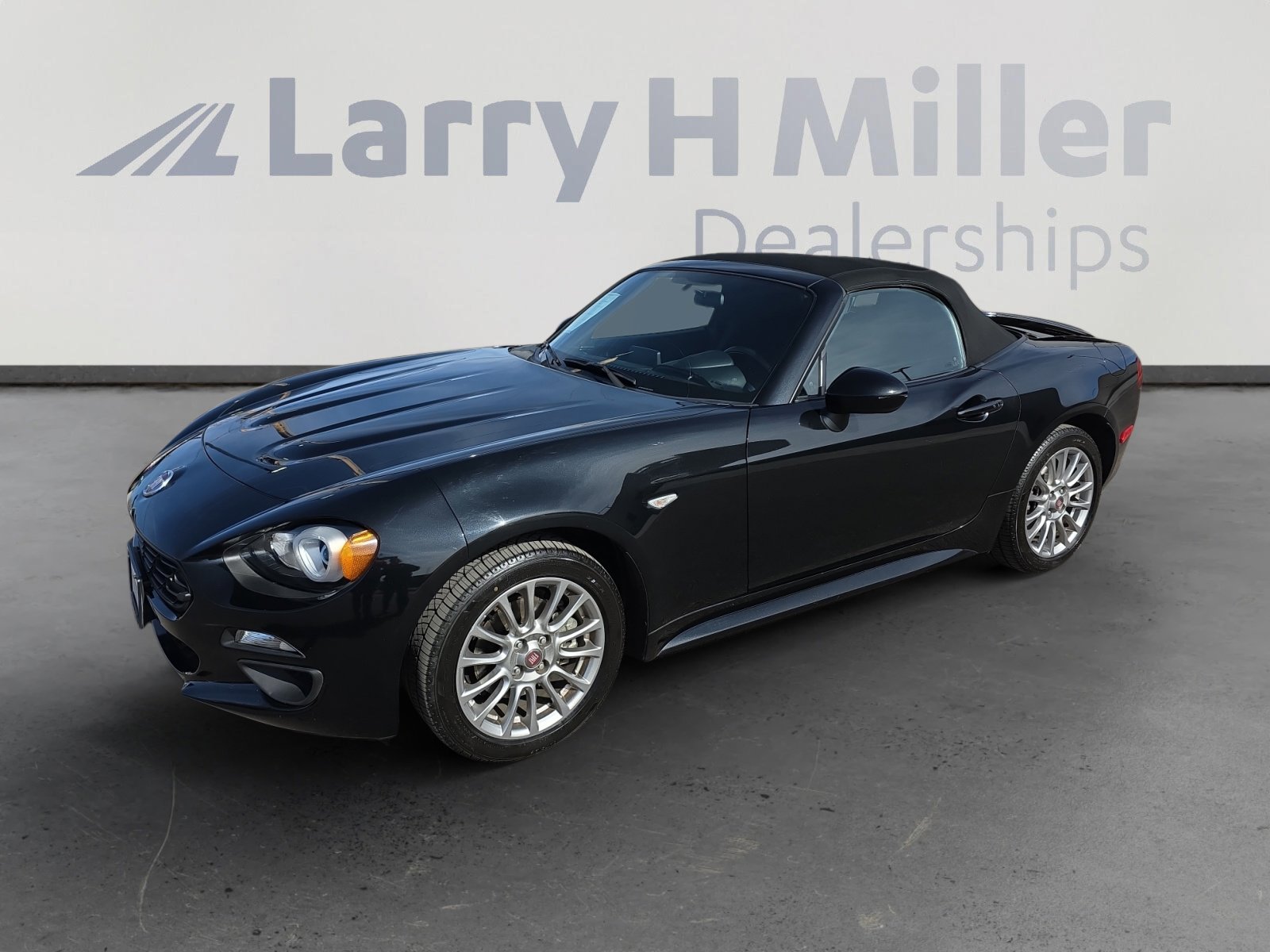 Used 2017 FIAT 124 Spider Classica image 1