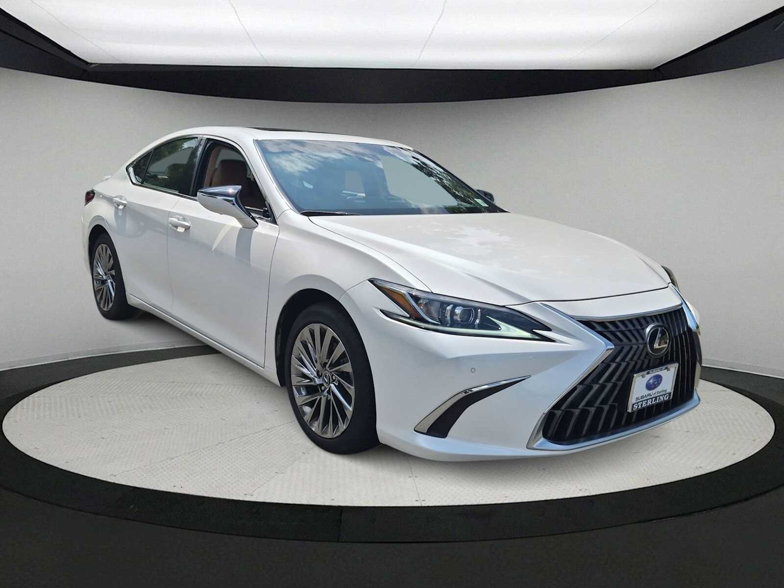 Used 2024 Lexus ES 300h w/ Technology Package FWD image 2