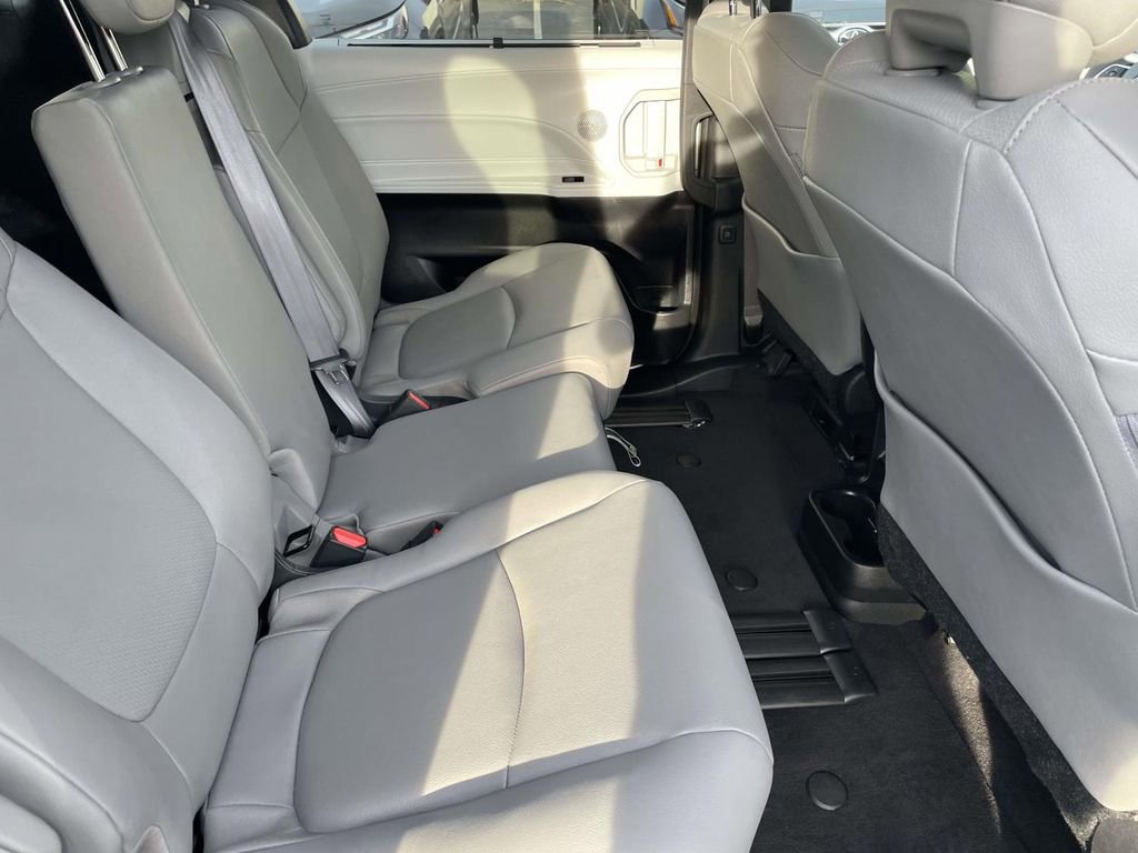 Used 2025 Toyota Sienna XLE image 45