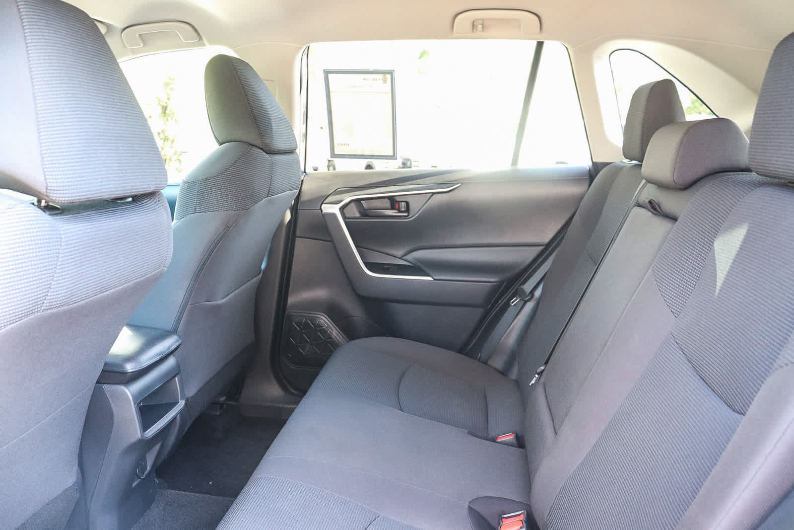 Used 2021 Toyota RAV4 LE AWD/4WD image 18